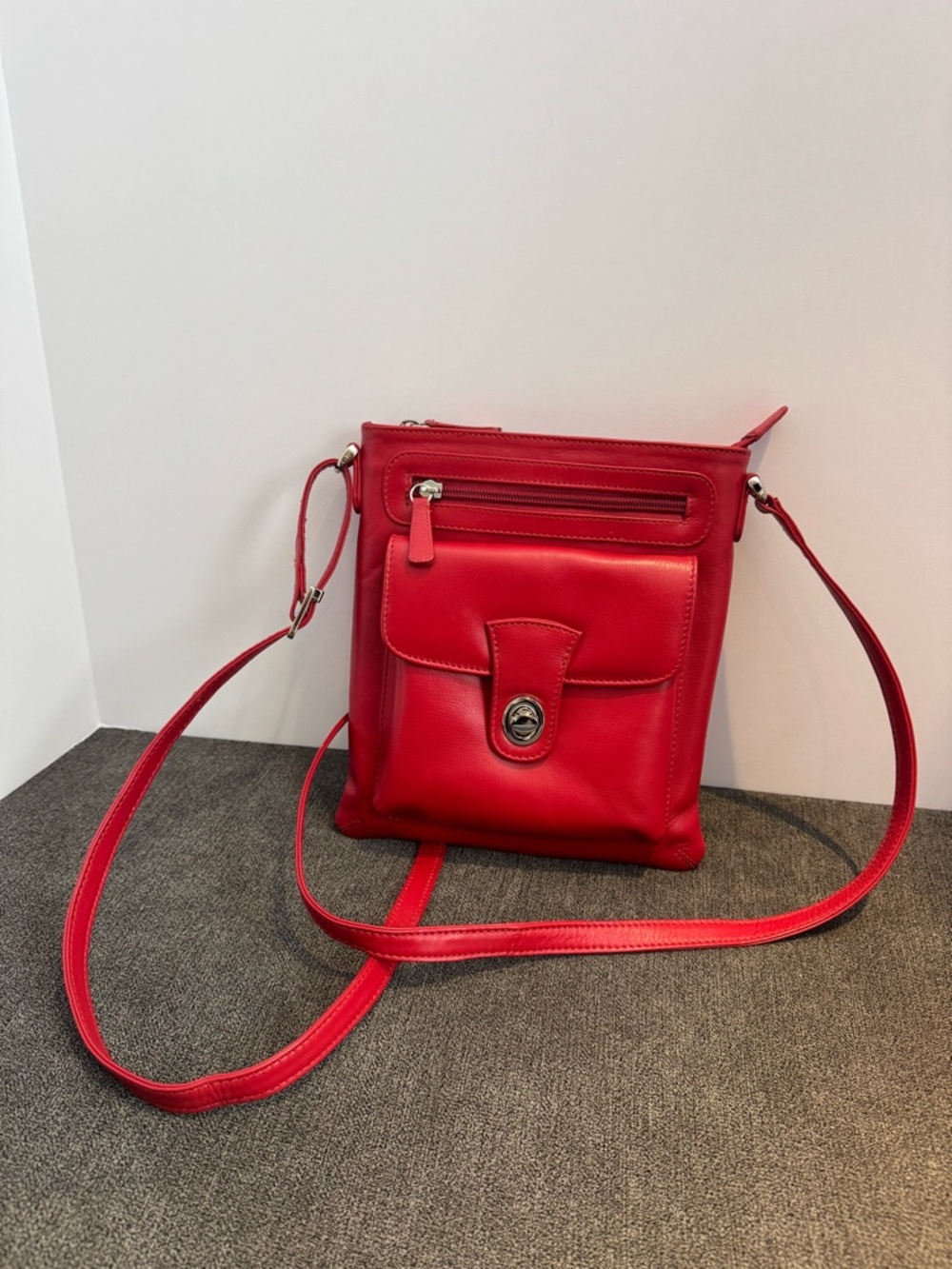 ILI New York Red Leather Crossbody Bag - Classic Everyday Style